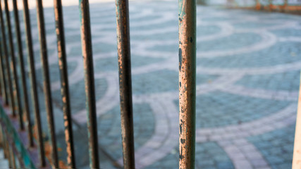 Obraz premium bokeh the rusty fence surrounding the courtyard