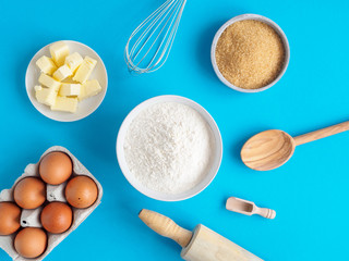 Backzutaten für einen Kuchen auf einem türkisen Hintergrund, Draufsicht