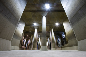 河川洪水防止ために造られた巨大な調圧水槽