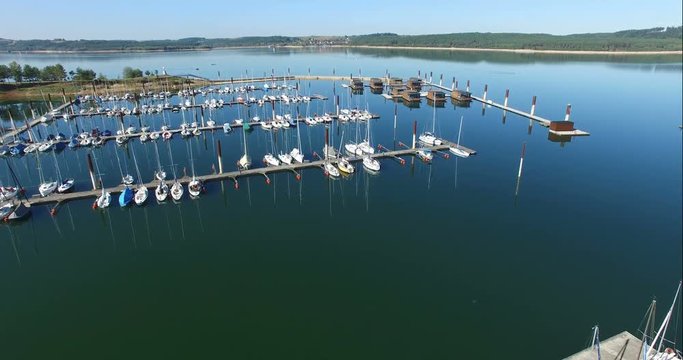 Drohnenflug &uuml;ber einen Hafen im Altm&uuml;hlsee