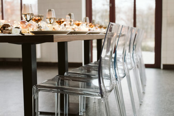 Ghost Chair an gedeckter Tafel industial