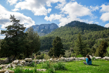 Fototapeta na wymiar Only woman hike and take a rest on the beauty mountains.