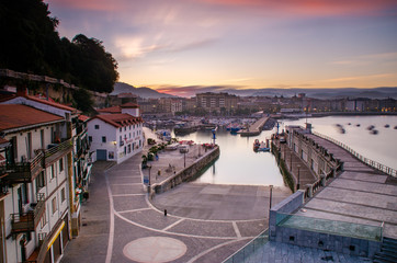 amanecer en Donostia san Sebastian, al fondo el seminario y el palacio Miramar entre la playa la concha y ondarreta, ciudad de la cultura y monte igeldo