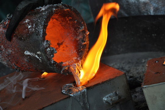fl&uuml;ssiges Aluminium wird in Form gegossen