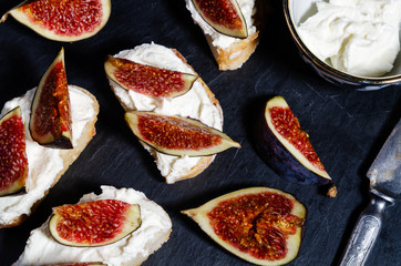 Bruschetta with cream cheese and figs