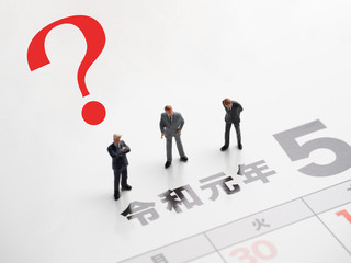 令和元年を見つめるビジネスマン（クエスチョンマーク）
