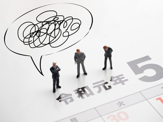 令和元年を見つめるビジネスマン（ふきだし）