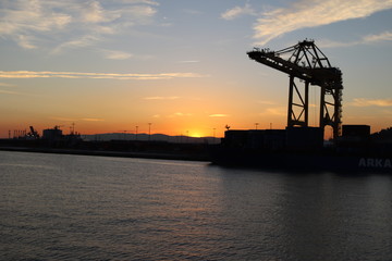 Fototapeta na wymiar Sonnenuntergang Frachthafen