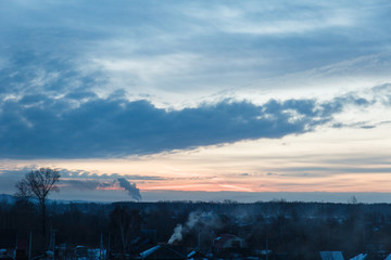 Obraz premium Beautiful winter dawn. Sunlight through the clouds in the morning in winter.