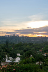 Obraz premium Beautiful landscape view at sunset time of the city of Sao Paulo in Brazil, The shot is from Sunset square or in portuguese 