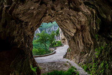 Obraz premium Vista dalla grotta dietro all'Eremo a Genga