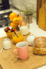 Desayuno taza de café yogur zumo de naranja leche copos de maíz