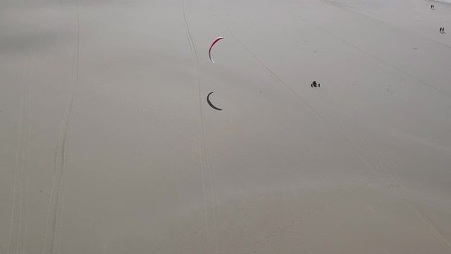 Luftaufnahme eines Kitebuggys am Strand von Sankt Peter-Ording, Norddeutschland