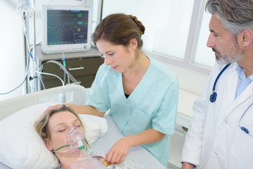 patient with oxygen mask on