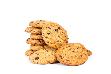 Cookies con pepitas de chocolate sobre fondo blanco aislado. Vista de frente. Copy space