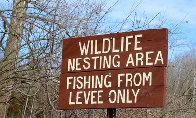 Obraz premium A close view of a brown wildlife sign in the park.