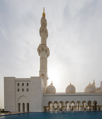 Fototapeta na wymiar The courtyard of Sheikh Zayed Grand Mosque in Abu Dhabi 