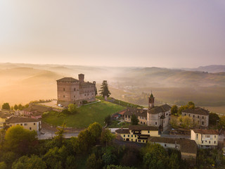 Fototapeta na wymiar Vista aerea del Castello di Grinzane Cavour all'alba