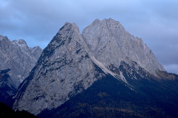 Obraz premium BERGE ZUGSPITZE BERGLANDSCHAFT BEI TRÜBEN WINTERWETTER
