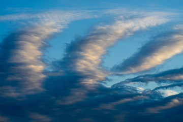 青い空に雲