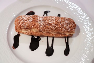 PATISSERIE - ECLAIR A LA PRALINE