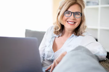Fotobehang Frau am Laptop freudig lachend  © Wellnhofer Designs