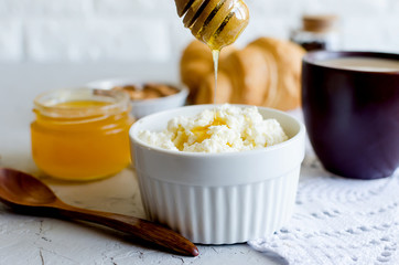 breakfast with ricotta or cottage cheese with honey and nuts