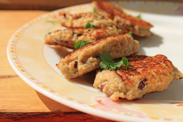 Hake fish cutlets with purple onions and oats