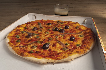 pizza pomodoro acciughe capperi olive nere intera nella scatola