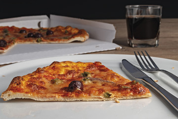 pizza pomodoro acciughe capperi olive nere fetta nel piatto dal basso