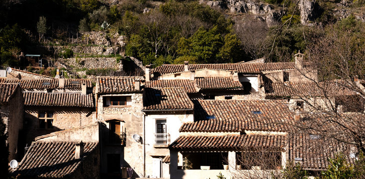 techos contra la monta&ntilde;a en un pueblo antiguo