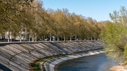 vista de un rio urbano