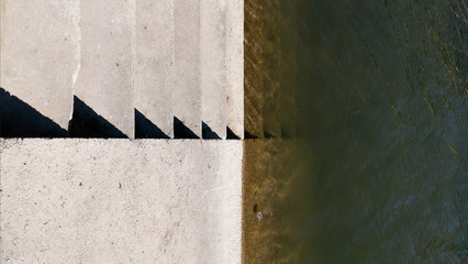 abstraccion de una escalera entrando al agua
