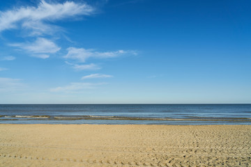 Fototapeta na wymiar Sandstrand der Nordsee mit Wolken am Himmel