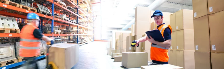 Foto op Canvas Lagerung und Logistik im Handel - Arbeiter in einer Logistikhalle © industrieblick