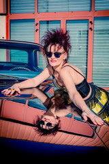 Pinup et voiture américaine