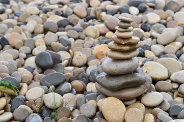 Fototapeta na wymiar tower of stones in the beach