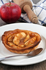 Tarte aux pommes caramel beurre salé dans une assiette 