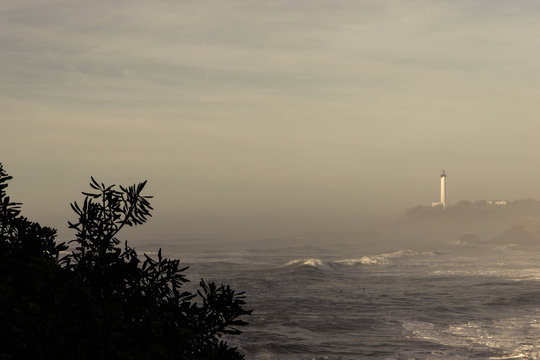 Faro y playa con olas en Biarritz