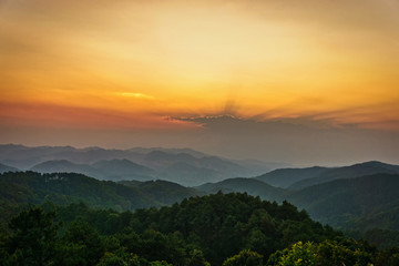 Obraz premium Beautiful of the sunset over the mountains in northern Thailand.