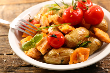 potato with salmon and tomato
