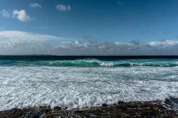 Fototapeta na wymiar waves in the ocean and blue sky
