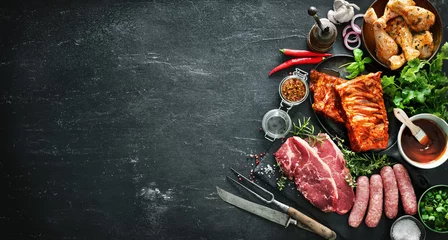 Poster Diverse soorten grill- en bbq-vlees met vintage keuken- en slagersgerei © Alexander Raths