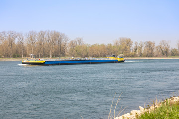 Fototapeta premium Binnenschiff für Gas Transport auf dem Rhein