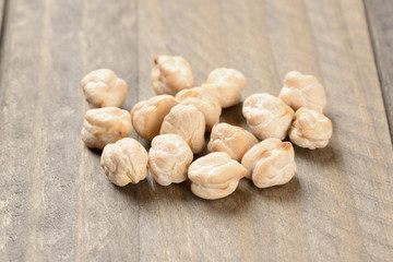 Garbanzos gordos sobre fondo de madera