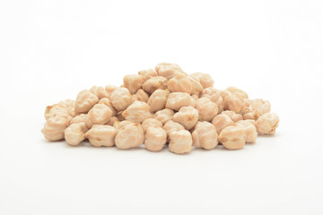 Garbanzos gordos sobre fondo blanco