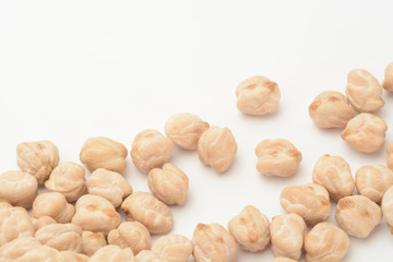 Garbanzos gordos crudos sobre fondo blanco.