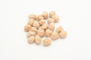 Garbanzos gordos crudos sobre fondo blanco.