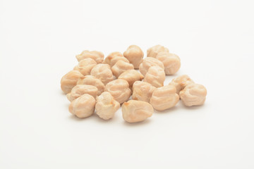 Garbanzos gordos crudos sobre fondo blanco.