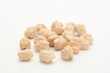 Garbanzos gordos crudos sobre fondo blanco.